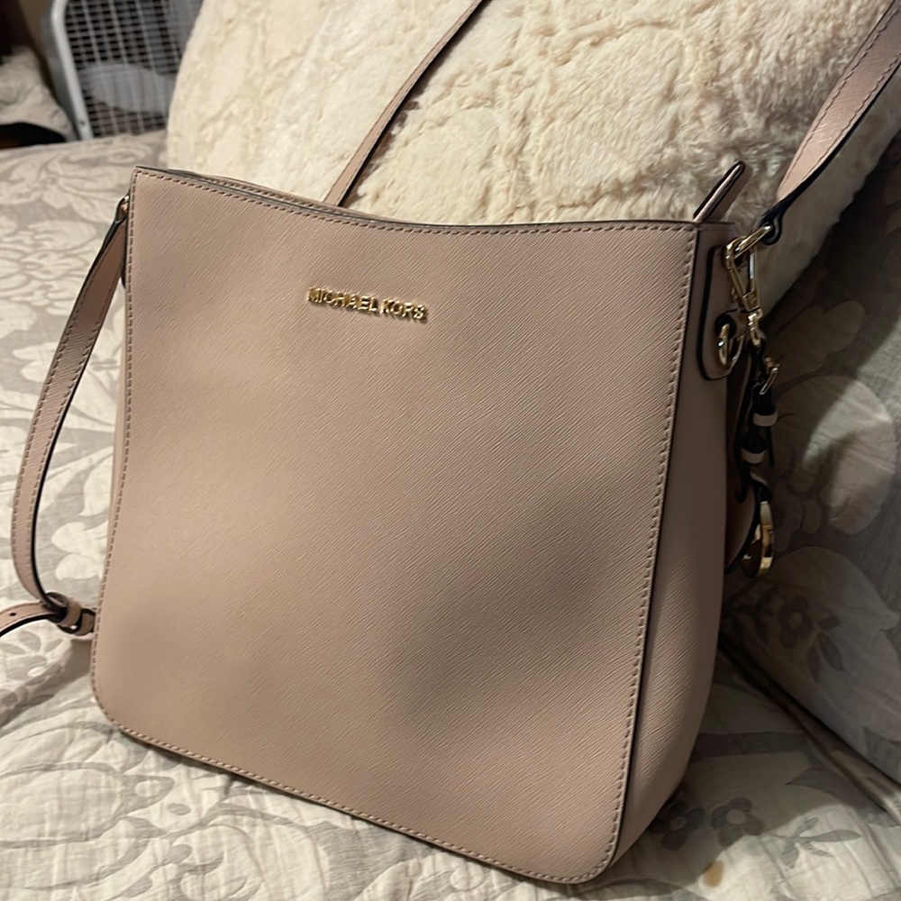 Michael Kors crossbody light pink purse. It’s in excellent condition.
